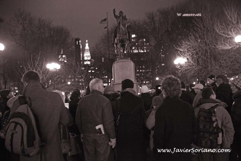 Javier Soriano: Latino photographer. Union Square, New York City. Vigilia por lo sucedido en Tucson, Arizona.
