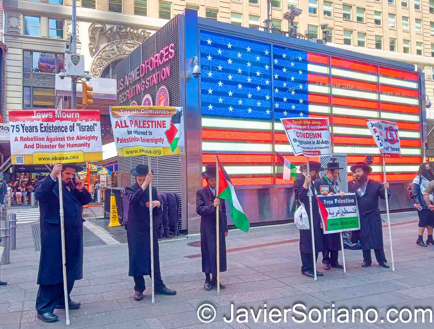 Sunday, May 14, 2023. Times Square, Manhattan; New York City – On Sunday, May 14, 2023, Palestinians, Anti-zionist Jews, Latinos, Latinas and others commemorated the 75th anniversary of the Palestinian Nakba.
Photo by Javier Soriano/www.JavierSoriano.com