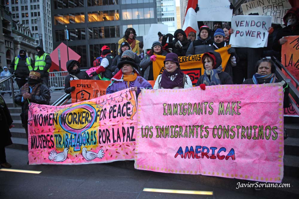 Domingo 18 de diciembre de 2011. Ocupada Manahatta, Lenapehoking (Manhattan, ciudad de Nueva York). – Día Internacional del migrante. Marcha de Foley Square a la Plaza de la Libertad (lugar del nacimiento del Movimiento Ocupa Wall Street el Sabado, 17 de Septiembre del 2011). Las personas migrantes forman parte del 99 % y el domingo 18 de diciembre —Día Internacional del Migrante—, marcharon junto al Movimiento Occupy Wall Street para exigir justicia para inmigrantes. Foto por Javier Soriano / www.JavierSoriano.com.
Sunday, December 18, 2011. Occupied Manahatta, Lenapehoking (Manhattan, New York City). – International Migrants Day. March from Foley Square to Liberty Square (birthplace of the Occupy Wall Street Movement on Saturday, September 17, 2011). Migrants are part of the 99%, and on Sunday, December 18—International Migrants Day—they marched alongside the Occupy Wall Street Movement to demand justice for immigrants. Photo by Javier Soriano / www.JavierSoriano.com.