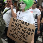 10/1/2011. Nueva York - Manifestantes del Movimiento Ocupa Wall Street caminando por las calles de Manhattan. Van a cruzar el Puente de Brooklyn hasta llegar a un Parque en el condado de Brooklyn.