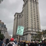 10/1/2011. Nueva York - Manifestantes del Movimiento Ocupa Wall Street caminando por las calles de Manhattan. Van a cruzar el Puente de Brooklyn hasta llegar a un Parque en el condado de Brooklyn. Aquí estan en el área de City Hall y empiezan a cruzar el puente.