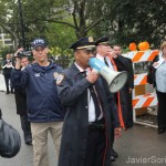 Policias hablando por un megafono. Habia aproximadamente 2 mil personas. No escuche lo que el hombre en la foto decia.