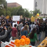 Sabado, 1 October, 2011. Nueva York - Los manifestantes estan siguiendo a los oficiales de policía. Vamos a cruzar el puente. 