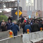 Sabado, 1 October, 2011. Nueva York - Los policias que estaban en la entrada al puente de Brooklyn dieron la espalda a los manifestantes del Movimiento Ocupa Wall Street y estan caminando hacia el condado de Brooklyn. Por lo que veo, la gente tiene permiso de caminar por esta parte del puente.