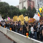 Sabado, 1 October, 2011. Nueva York - Los manifestantes de "Occupy Wall Street" estan siguiendo a los oficiales de policía. Vamos a cruzar el puente por la parte de los autos. 