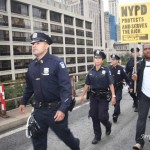 Sabado, 1 October, 2011. Nueva York - Manifestantes y a un lado, oficiales de policía. Estamos caminando en el puente de Brooklyn. La gente esta muy emocionada.  