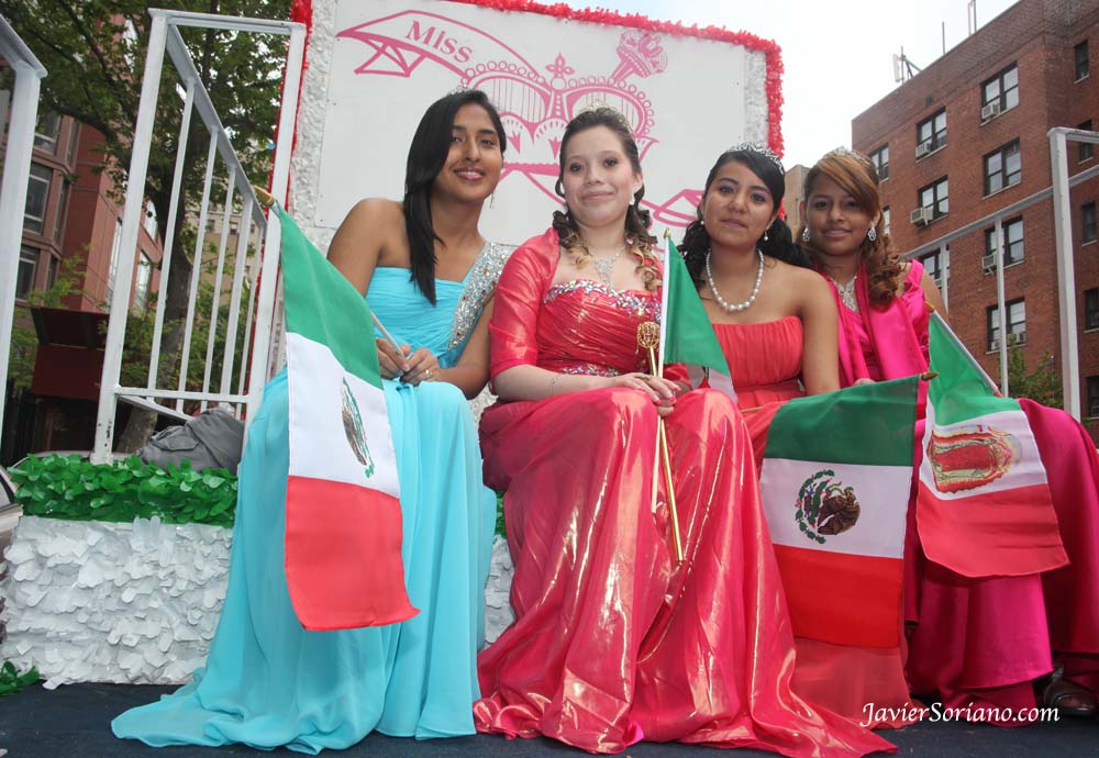 Domingo, 6 de Mayo, 2012. Manhattan, ciudad de Nueva York - Carroza de Asociación Tepeyac con la Reina y las Princesas    celebrando el 150 aniversario de la batalla de Puebla. Desfile del 5 de mayo a un lado del Parque Central.   Foto por Javier Soriano/www.JavierSoriano.com