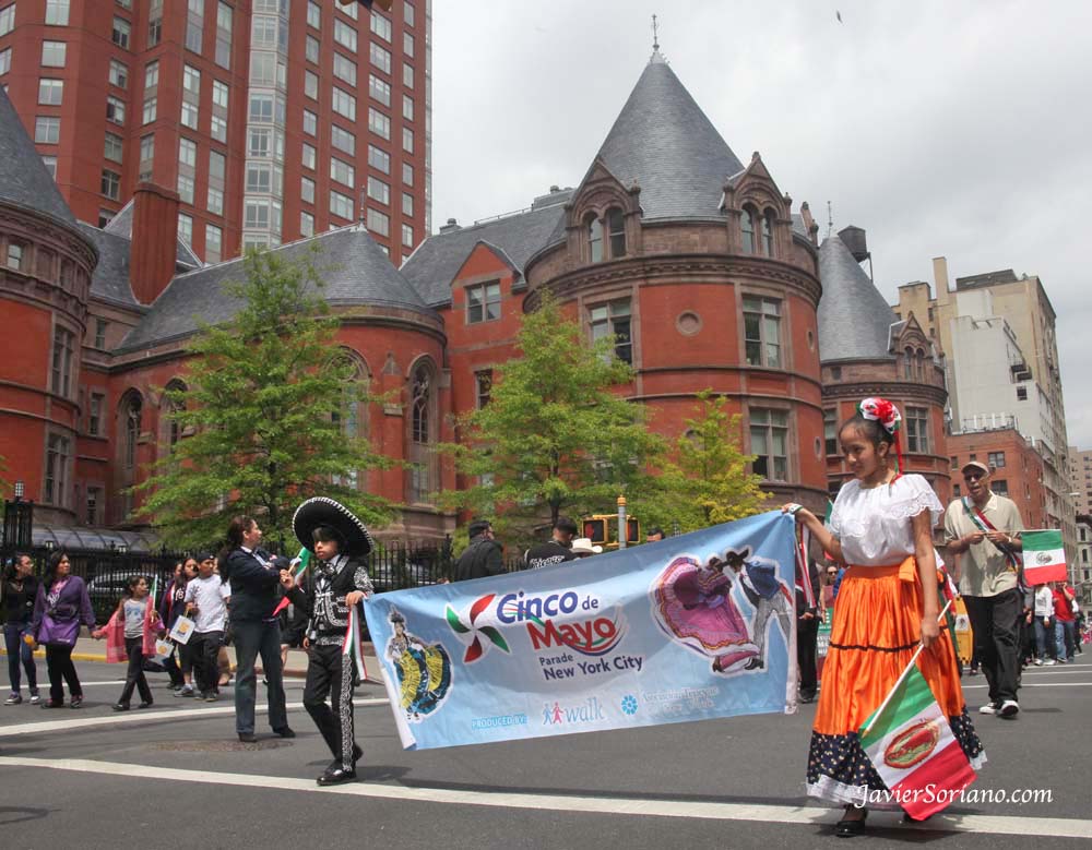Domingo, 6 de Mayo, 2012. Manhattan, ciudad de Nueva York - Niñas y niños con el banner del desfile del 5 de mayo a un lado del Parque Central.   Foto por Javier Soriano/www.JavierSoriano.com