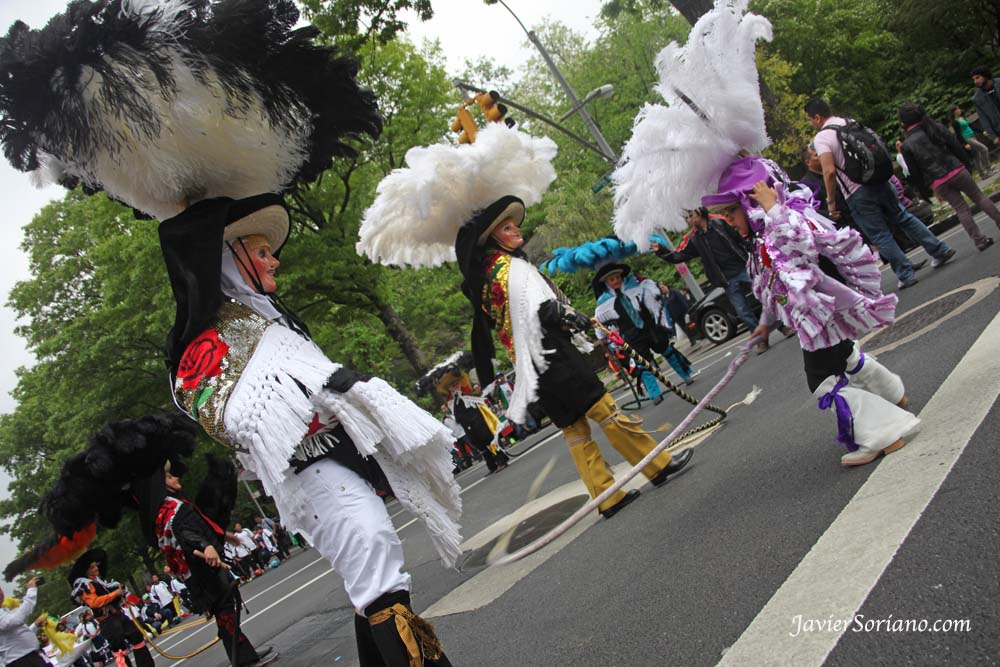 Domingo, 6 de Mayo, 2012. Manhattan, ciudad de Nueva York - Carnaval del estado de Tlaxcala  celebrando el 150 aniversario de la batalla de Puebla. Desfile del 5 de mayo a un lado del Parque Central.   Foto por Javier Soriano/www.JavierSoriano.com