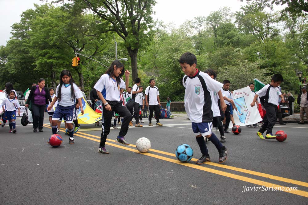 Domingo, 6 de Mayo, 2012. Manhattan, ciudad de Nueva York - Niños futbolistas  celebrando el 150 aniversario de la batalla de Puebla. Desfile del 5 de mayo a un lado del Parque Central.   Foto por Javier Soriano/www.JavierSoriano.com