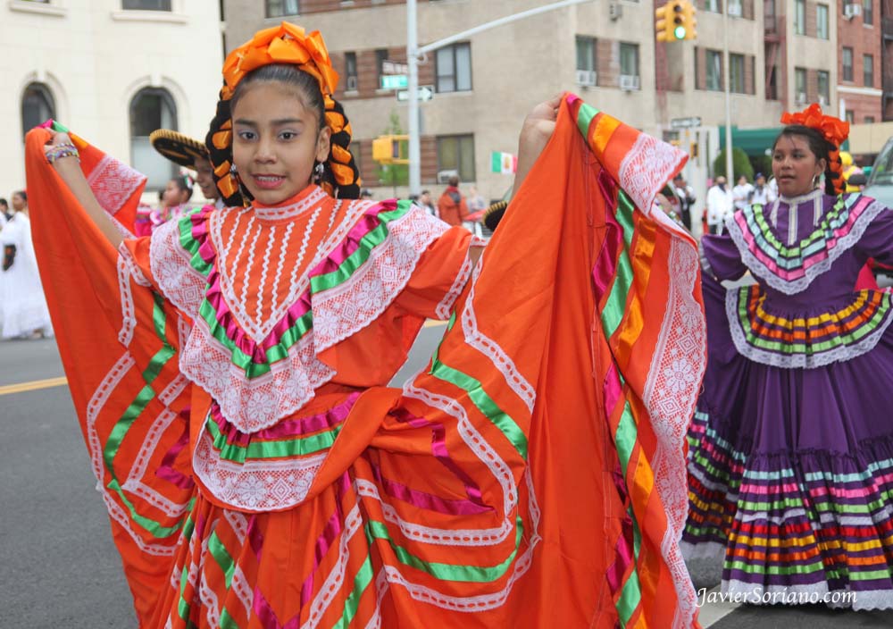 Domingo, 6 de Mayo, 2012. Manhattan, ciudad de Nueva York - Bailarinas del ballet folklórico Quetzalcoatl  celebrando el 150 aniversario de la batalla de Puebla. Desfile del 5 de mayo a un lado del Parque Central.   Foto por Javier Soriano/www.JavierSoriano.com