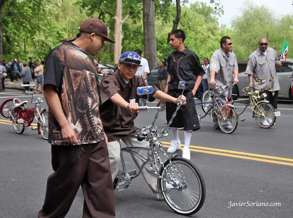 Domingo, 6 de Mayo, 2012. Manhattan, ciudad de Nueva York - El grupo riders   celebrando el 150 aniversario de la batalla de Puebla. Desfile del 5 de mayo a un lado del Parque Central.   Foto por Javier Soriano/www.JavierSoriano.com