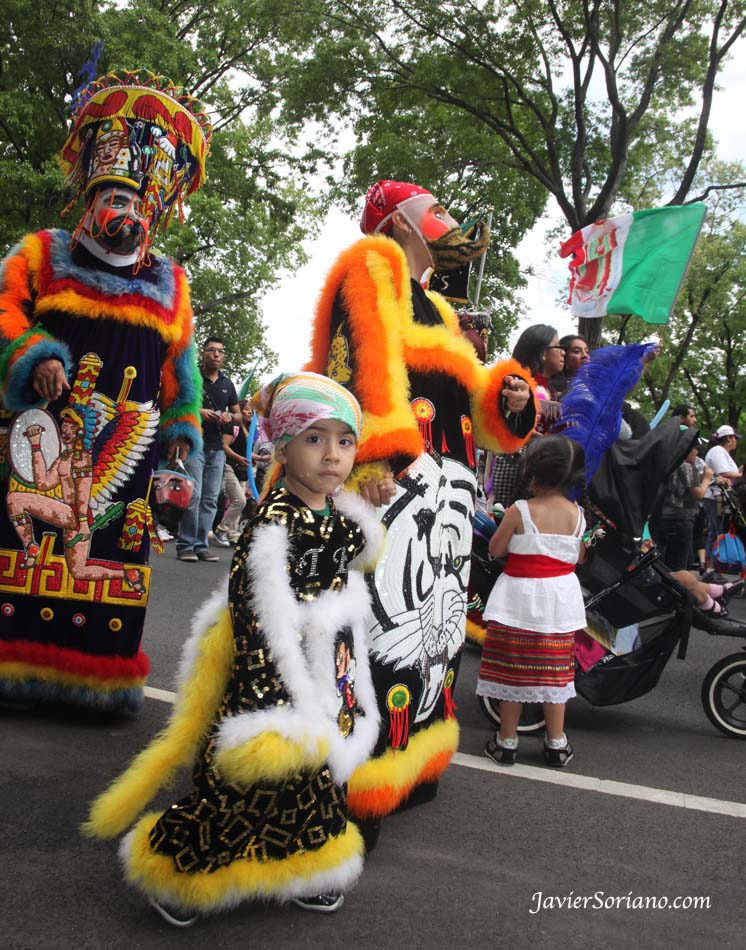 Domingo, 6 de Mayo, 2012. Manhattan, ciudad de Nueva York - Comparza de Chinelos de Morelos celebrando el 150 aniversario de la batalla de Puebla. Desfile del 5 de mayo a un lado del Parque Central. Foto por Javier Soriano/www.JavierSoriano.com