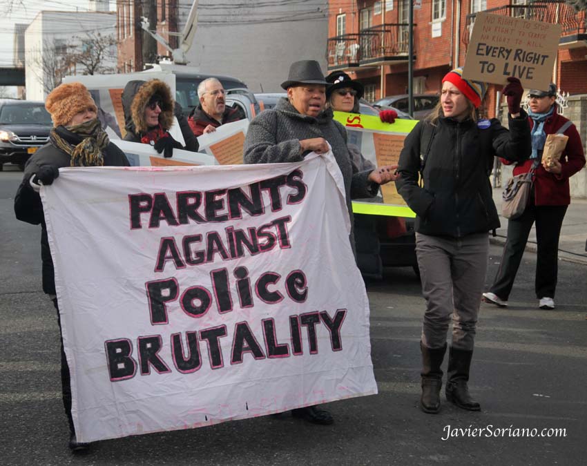Saturday, February 2, 2013. Bronx, Lenapehoking (New York City). – - 1st Memorial for Ramarley Graham. Ramarley was an 18 year old unarmed Black male who was murdered by NYPD Officer Richard Haste in front of his grandmother and 6 year old brother in the bathroom of his family's home on February 2, 2012.
Family members of individuals killed by police in New York City, White Plains, and New Jersey—along with politicians and activists—attended the event, which included a rally outside Ramarley’s family home, a march to the 47th Precinct, and a religious service at a church in the Bronx.
THIS PHOTO: Members of the organization Parents Against Police Brutality march in support of Constance Malcolm y Franclot Graham, mother and father of Ramarley Graham. Photo by Javier Soriano/www.JavierSoriano.com.
Sábado 2 de Febrero de 2013. Bronx, Lenapehoking (Ciudad de Nueva York) – El 2 de Febrero de 2013, se realizó el primer aniversario del asesinato de Ramarley Graham. Ramarley era un joven Negro de 18 años de edad quien estaba desarmado y que fue asesinado por el oficial del Departamento de Policía de la Ciudad de Nueva York Haste Richard, delante de su abuela y su hermanito de seis años de edad en el baño de la casa de su familia, el 2 de febrero del 2012.
Algunos de los familiares de personas asesinadas por policías en la ciudad de Nueva York, White Plains, el estado de Nueva Jersey, políticos y activistas asistieron al evento que incluyo mitin frente a la casa de la familia de Ramarley, marcha al precinto 47 y servicio religioso en una iglesia en el mismo condado del Bronx.
ESTA FOTO: Miembros de la organización Parents Against Police Brutality (Madres, Padres Contra la Brutalidad Policial) marchan en apoyo a Constance Malcolm y Franclot Graham, madre y padre de Ramarley Graham. Foto por Javier Soriano / www.JavierSoriano.com.