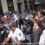 9/22/2014. NYC - A protester being arrested on Broadway and Wall St. in Manhattan. They were trying to get to the U.S. Stock Exchange (Un manifestante es arrestado en Broadway y Wall Street en Manhattan. Estaban tratando de llegar a la Bolsa de Valores de Estados Unidos).