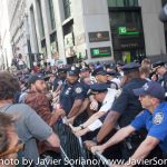 9/22/2014. NYC - NYPD officers after protesters were pepper spray on Broadway and Wall St. (Oficiales de la policía de Nueva York después que los manifestantes fueron rociados con gas pimienta en Broadway y Wall St.).