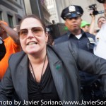 9/22/2014. NYC - A female NYPD officer after protesters were pepper spray on Broadway and Wall St. (Una mujer de la policía de Nueva York después de que manifestantes fueron rociados con gas pimienta en Broadway y Wall St.).