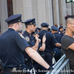 9/22/2014. NYC - A Queer person and NYPD officers (Una persona Queer y oficiales del NYPD).