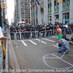 9/22/2014. NYC - Protesters and NYPD officers on Broadway a few blocks from the U.S. Stock Exchange in the lower Manhattan (manifestantes y policías del Departamento de la Ciudad de Nueva York en Broadway a unas cuadras de la Bolsa de Valores de Estados Unidos en el bajo Manhattan).