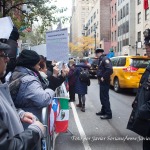 20/11/2014 – Manifestantes frente al Consulado General de México en Nueva York en apoyo a los 43 estudiantes de Ayotzinapa, Guerrero, México.  Foto por Javier Soriano/www.JavierSoriano.com