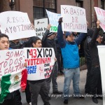 20/11/2014 – Manifestantes frente al Consulado General de México en Nueva York en apoyo a los 43 estudiantes de Ayotzinapa, Guerrero, México.  Foto por Javier Soriano/www.JavierSoriano.com