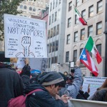 20/11/2014 – Manifestantes frente al Consulado General de México en Nueva York en apoyo a los 43 estudiantes de Ayotzinapa, Guerrero, México.  Foto por Javier Soriano/www.JavierSoriano.com