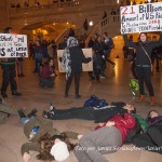 Jueves 20 de noviembre de 2014. Manhattan, ciudad de Nueva York – Manifestantes en apoyo a los 43 estudiantes de Ayotzinapa, Guerrero, México, en Grand Central Terminal, Manhattan; ciudad de Nueva York. Ninguna persona fue arrestada por policías del Departamento de Policía de la ciudad de Nueva York (NYPD, por sus siglas en Inglés). Foto por Javier Soriano/www.JavierSoriano.com