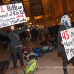 Jueves 20 de noviembre de 2014. Manhattan, ciudad de Nueva York – Manifestantes en apoyo a los 43 estudiantes de Ayotzinapa, Guerrero, México, en Grand Central Terminal, Manhattan; ciudad de Nueva York. Ninguna persona fue arrestada por policías del Departamento de Policía de la ciudad de Nueva York (NYPD, por sus siglas en Inglés). Foto por Javier Soriano/www.JavierSoriano.com