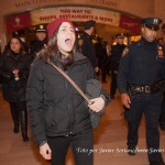 Jueves 20 de noviembre de 2014. Manhattan, ciudad de Nueva York – Manifestantes en apoyo a los 43 estudiantes de Ayotzinapa, Guerrero, México, en Grand Central Terminal, Manhattan; ciudad de Nueva York. Ninguna persona fue arrestada por policías del Departamento de Policía de la ciudad de Nueva York (NYPD, por sus siglas en Inglés). Foto por Javier Soriano/www.JavierSoriano.com