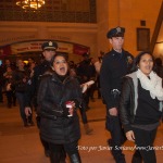 Jueves 20 de noviembre de 2014. Manhattan, ciudad de Nueva York – Manifestantes en apoyo a los 43 estudiantes de Ayotzinapa, Guerrero, México, en Grand Central Terminal, Manhattan; ciudad de Nueva York. Ninguna persona fue arrestada por policías del Departamento de Policía de la ciudad de Nueva York (NYPD, por sus siglas en Inglés). Foto por Javier Soriano/www.JavierSoriano.com