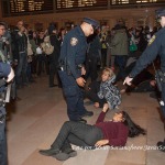 Jueves 20 de noviembre de 2014. Manhattan, ciudad de Nueva York – Manifestantes en apoyo a los 43 estudiantes de Ayotzinapa, Guerrero, México, en Grand Central Terminal, Manhattan; ciudad de Nueva York. Ninguna persona fue arrestada por policías del Departamento de Policía de la ciudad de Nueva York (NYPD, por sus siglas en Inglés). Foto por Javier Soriano/www.JavierSoriano.com