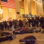 Jueves 20 de noviembre de 2014. Manhattan, ciudad de Nueva York – Manifestantes en apoyo a los 43 estudiantes de Ayotzinapa, Guerrero, México, en Grand Central Terminal, Manhattan; ciudad de Nueva York. Ninguna persona fue arrestada por policías del Departamento de Policía de la ciudad de Nueva York (NYPD, por sus siglas en Inglés). Foto por Javier Soriano/www.JavierSoriano.com