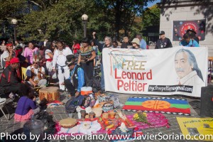 El Domingo, 11 de Octubre, 2015, un grupo de Indígenas de diferentes pueblos nativos del continente se reunieron en la calle 59 y esquina con el Parque Central en Manhattan, Nueva York, para celebrar el Octavo Día Anual de recordatorio de los indígenas. Los organizadores del evento, dijeron en Facebook “Recordamos los sacrificios que los pueblos indígenas sufrieron en 1492 y después bajo la tiranía de Cristóbal Colón y los que le siguieron hasta la actualidad. Nunca olvidaremos sus sacrificios y sufrimiento. Recordamos a través de cuentos, música, y ceremonia.” Photo by Javier Soriano/http://www.JavierSoriano.com/