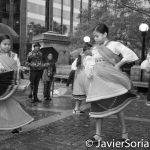 Domingo 9 de octubre de 2016. Manhattan, ciudad de Nueva York - Noveno Día Anual de Recordatorio Indígena.
Niñas Indígenas Quechuas bailando. Estaba lloviendo. ¡El agua es vida!

Sunday, October 9, 2016. Manhattan, New York City -  9th Annual NYC Indigenous Day Of Remembrance.
Indigenous Quechua young girls dancing. It was raining. Water is life!
Photo by Javier Soriano/www.JavierSoriano.com