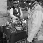 Domingo 9 de octubre de 2016. Manhattan, ciudad de Nueva York - Noveno Día Anual de Recordatorio Indígena.
Ofrenda de tabaco a los espíritus.

Sunday, October 9, 2016. Manhattan, New York City -  9th Annual NYC Indigenous Day Of Remembrance.
 Offering tobacco to the spirits. 
Photo by Javier Soriano/www.JavierSoriano.com