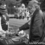 Domingo 9 de octubre de 2016. Manhattan, ciudad de Nueva York - Noveno Día Anual de Recordatorio Indígena.
Ofrenda de tabaco a los espíritus.

Sunday, October 9, 2016. Manhattan, New York City -  9th Annual NYC Indigenous Day Of Remembrance.
 Offering tobacco to the spirits. 
Photo by Javier Soriano/www.JavierSoriano.com
