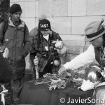 Domingo 9 de octubre de 2016. Manhattan, ciudad de Nueva York - Noveno Día Anual de Recordatorio Indígena.
Ofrenda de tabaco a los espíritus.

Sunday, October 9, 2016. Manhattan, New York City -  9th Annual NYC Indigenous Day Of Remembrance.
 Offering tobacco to the spirits. 
Photo by Javier Soriano/www.JavierSoriano.com