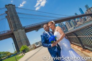 Brooklyn Bridge Park, NYC – The Brooklyn Bridge and skyscrapers in the Lower Manhattan. Wedding photographer and videographer in New York City (Brooklyn, Bronx, Staten Island, Queens, Manhattan). El Puente de Brooklyn y rascacielos en el bajo Manhattan. Fotógrafo y videógrafo de bodas en la Ciudad de Nueva York. Photo by Javier Soriano/www.JavierSoriano.com