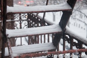 1/7/2017 - It's snowing in NYC. The fire stairs are covered with snow. (Está nevando en Nueva York. Las escaleras de incendios están cubiertas de nieve.) Photo by Javier Soriano/www.JavierSoriano.com