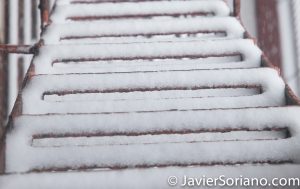 1/7/2017 - It's snowing in NYC. The fire stairs are covered with snow. (Está nevando en Nueva York. Las escaleras de incendios están cubiertas de nieve.) Photo by Javier Soriano/www.JavierSoriano.com