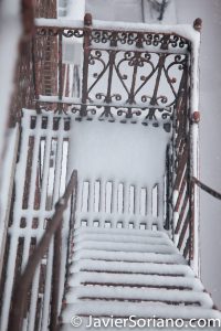 1/7/2017 - It's snowing in NYC. The fire stairs are covered with snow. (Está nevando en Nueva York. Las escaleras de incendios están cubiertas de nieve.) Photo by Javier Soriano/www.JavierSoriano.com