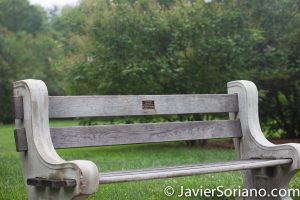 6/6/2017 NYC – Bench dedicated to Annie McDonald at the Brooklyn Botanic Garden. Banca dedicada a Annie McDonald en el Jardín Botanico de Brooklyn. Photo by Javier Soriano/www.JavierSoriano.com