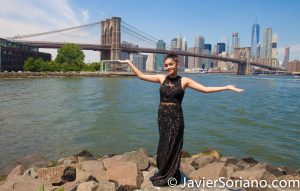 Brooklyn Bridge Park, NYC – The Brooklyn Bridge and skyscraper in the Lower Manhattan. Do you need Sweet Sixteen photos? Send me a message. El Puente de Brooklyn y rascacielos en el bajo Manhattan. ¿Necesitas fotos de Quinceañera? Envíeme un mensaje. Photo by Javier Soriano/www.JavierSoriano.com