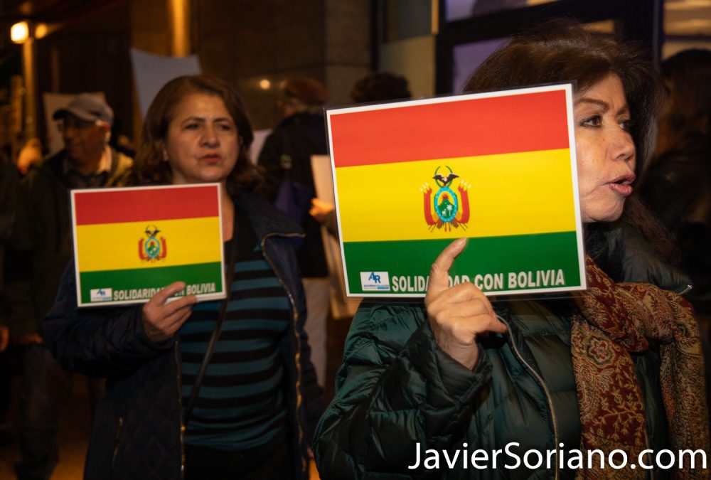 Lunes, 11 de noviembre, 2019. Ciudad de Nueva York – Un grupo de personas se reunió frente al Consulado de Bolivia y después marcharon a la Trump Tower. La manifestación fue para condenar el golpe de estado contra el presidente de Bolivia, Evo Morales y para demandar al presidente de los Estados Unidos de América, Donald Trump que deje de meterse en la política interna de los países de Latinoamérica y otros países del mundo. Foto por Javier Soriano/www.JavierSoriano.com