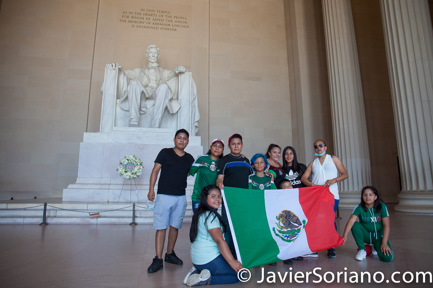 Miércoles 8 de julio de 2020. Washington, D. C., Estados Unidos de América - El presidente mexicano Andrés Manuel López Obrador (comúnmente conocido por sus iniciales AMLO) se reunió con el presidente de USA, Donald Trump en Washington, D. C. Mexicanas y mexicanos realizaron diferentes manifestaciones en Washington, D. C. para apoyar al presidente mexicano. Esta es la ofrenda floral depositada por AMLO en el monumento a Abraham Lincoln. Esta celebración por la visita de AMLO es en el monumento a Abraham Lincoln.  Foto por Javier Soriano/www.JavierSoriano.com 