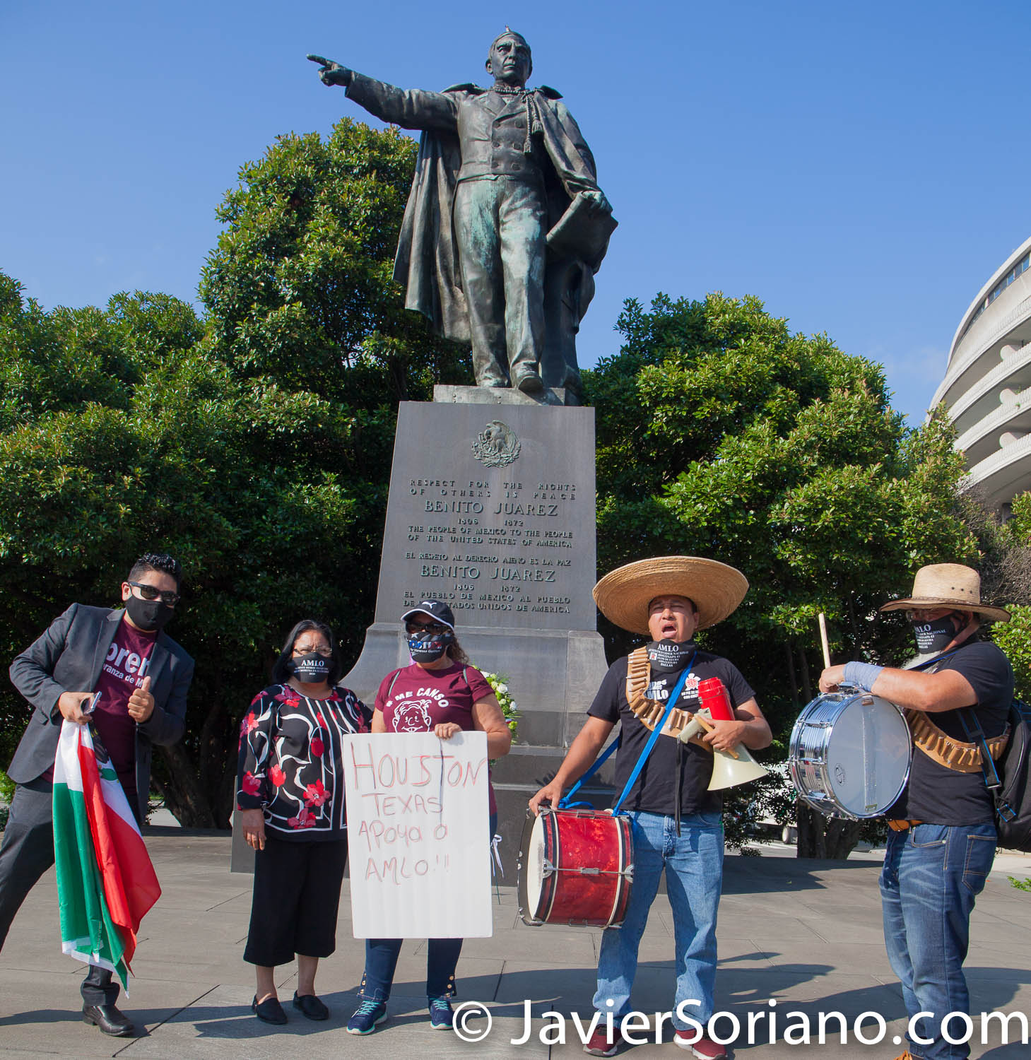 Miércoles 8 de julio de 2020. Washington, D. C., Estados Unidos de América - El presidente mexicano Andrés Manuel López Obrador (comúnmente conocido por sus iniciales AMLO) se reunió con el presidente de USA, Donald Trump en Washington, D. C. Mexicanas y mexicanos realizaron diferentes manifestaciones en Washington, D. C. para apoyar al presidente mexicano. Esta celebración por la visita de AMLO es en la estatua de Benito Juárez. Foto por Javier Soriano/www.JavierSoriano.com