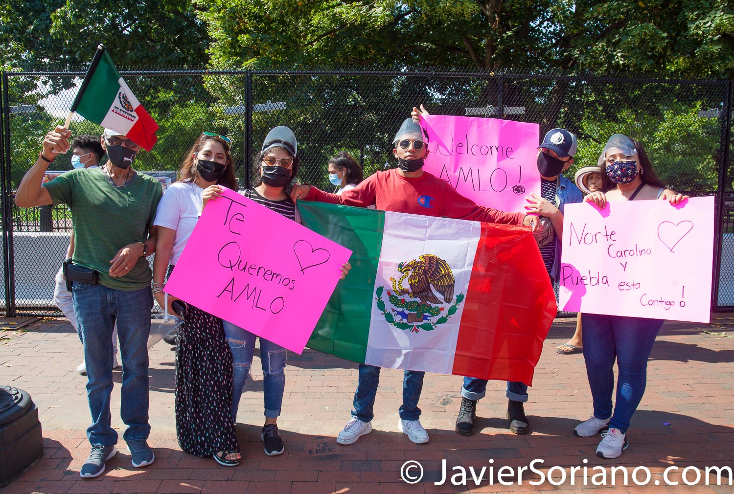 Miércoles 8 de julio de 2020. Washington, D. C., Estados Unidos de América - El presidente mexicano Andrés Manuel López Obrador (comúnmente conocido por sus iniciales AMLO) se reunió con el presidente de USA, Donald Trump en Washington, D. C. Mexicanas y mexicanos realizaron diferentes manifestaciones en Washington, D. C. para apoyar al presidente mexicano. Esta celebración por la visita de AMLO es en Lafayette Square, a un lado de la Casa Blanca. Foto por Javier Soriano/www.JavierSoriano.com