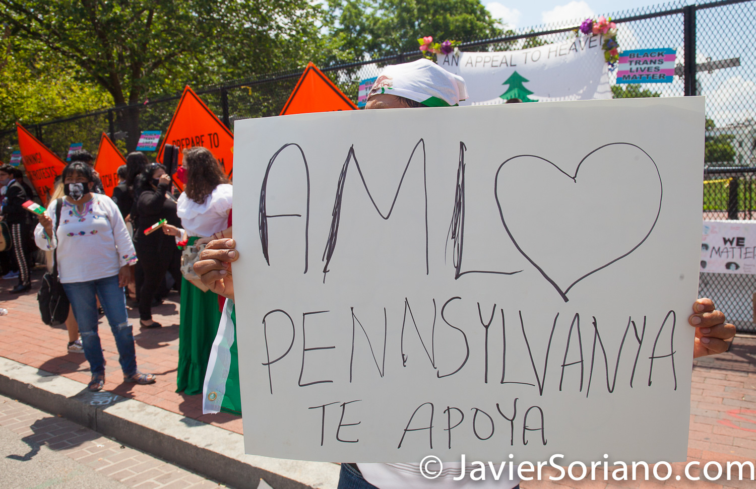 Miércoles 8 de julio de 2020. Washington, D. C., Estados Unidos de América - El presidente mexicano Andrés Manuel López Obrador (comúnmente conocido por sus iniciales AMLO) se reunió con el presidente de USA, Donald Trump en Washington, D. C. Mexicanas y mexicanos realizaron diferentes manifestaciones en Washington, D. C. para apoyar al presidente mexicano. Esta celebración por la visita de AMLO es en Lafayette Square, a un lado de la Casa Blanca. Foto por Javier Soriano/www.JavierSoriano.com
