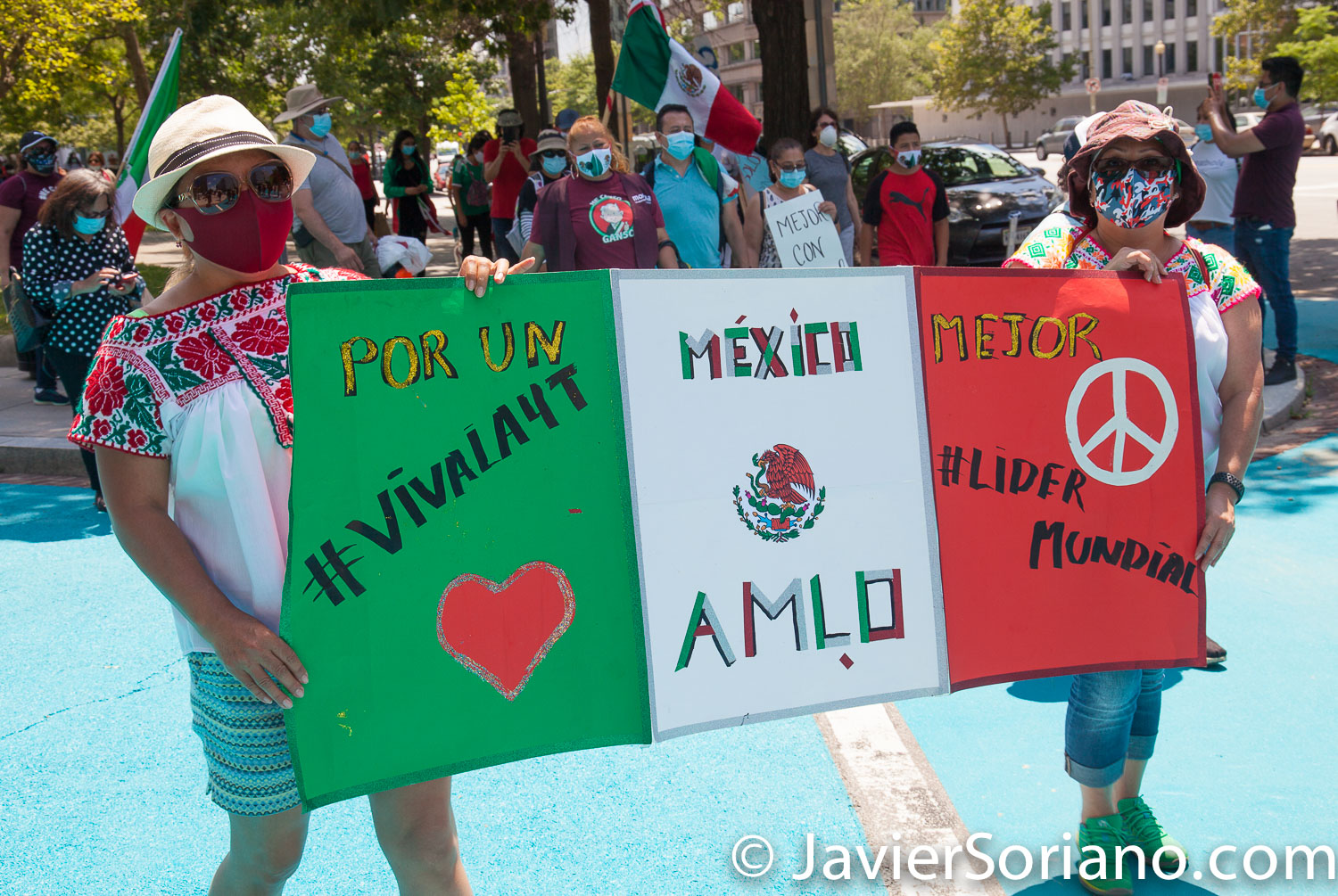 Miércoles 8 de julio de 2020. Washington, D. C., Estados Unidos de América - El presidente mexicano, Andrés Manuel López Obrador (comúnmente conocido por sus iniciales AMLO) se reunió con el presidente de USA, Donald Trump en Washington, D. C. Mexicanas y mexicanos realizaron diferentes manifestaciones en Washington, D. C. para apoyar al presidente mexicano. Mexicanas y mexicanos caminando a la Embajada de México para celebrar la visita del presidente mexicano. Foto por Javier Soriano/www.JavierSoriano.com