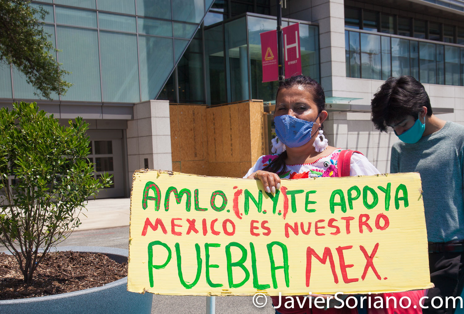 Miércoles 8 de julio de 2020. Washington, D. C., Estados Unidos de América - El presidente mexicano, Andrés Manuel López Obrador (comúnmente conocido por sus iniciales AMLO) se reunió con el presidente de USA, Donald Trump en Washington, D. C. Mexicanas y mexicanos realizaron diferentes manifestaciones en Washington, D. C. para apoyar al presidente mexicano. Mexicanas y mexicanos caminando a la Embajada de México para celebrar la visita del presidente mexicano. Foto por Javier Soriano/www.JavierSoriano.com